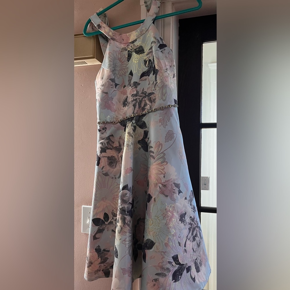 Spring dress floral A line flair cut. Fits women’s size 4 it girls 16